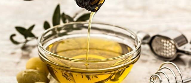 Kyselina olejová sa vyskytuje v olivovom oleji
