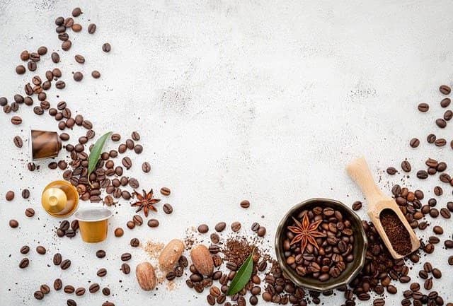 Kávová zrna obsahujú kofein a teobromín