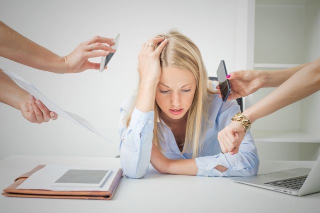 Žena v kancelárii pod pracovným stresom