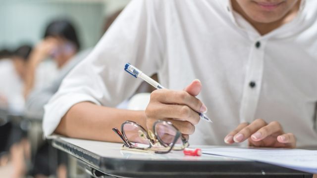 Študent počas testu s odloženými okuliarmi