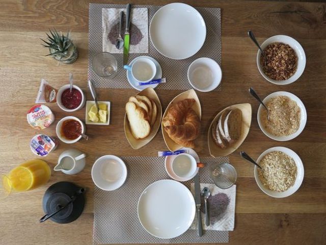 Jedálenský stôl so zdravou raňajkami
