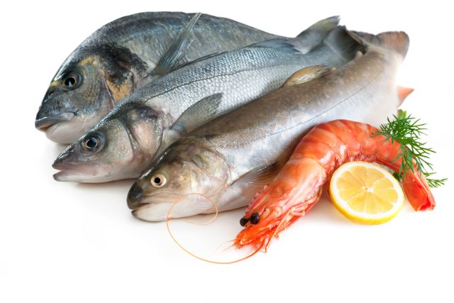 Rôzne druhy rýb, kreveta a citrón