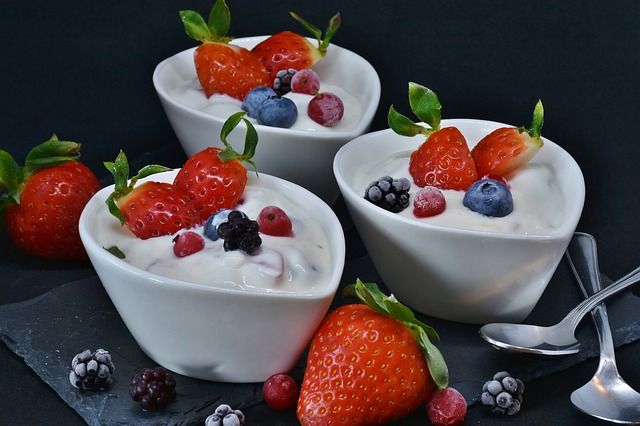 Zdravá výživa - jahody, čučoriedky, jogurt
