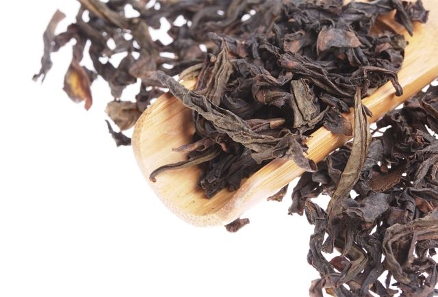 Čaj Oolong sa drevenou naberačkou