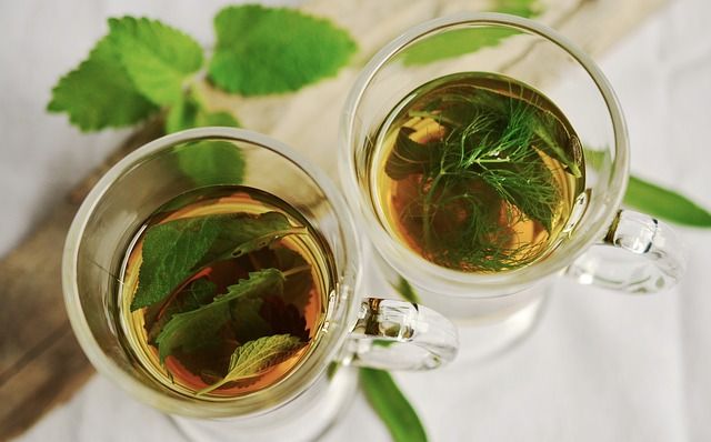 Zaliaty bylinkový čaj v sklenených hrnečkách