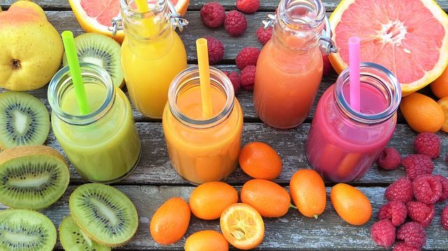 Ovocie a zelenina a smoothie z nich v pohároch