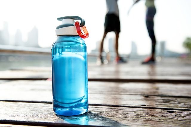 Fitness tyrkysová plastová fľaša