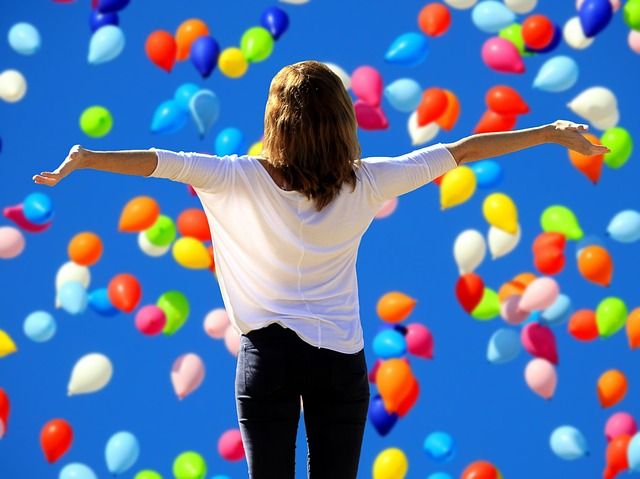Radosť ženy, farebné balóniky