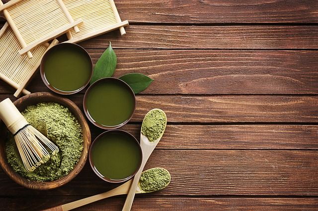 Príprava zeleného čaju Matcha v prášku