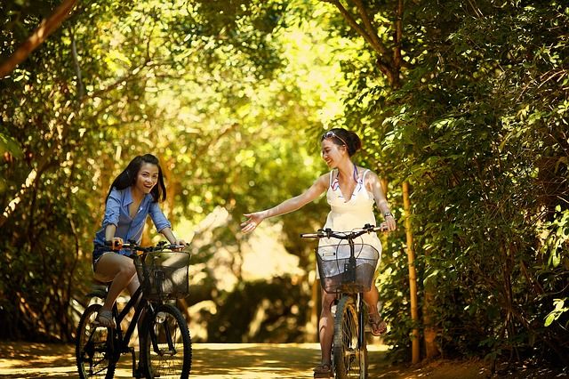 Dievčatá na bicykli v lese