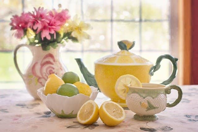 Čaj s citrónom pripravený v porcelánové sade riadu