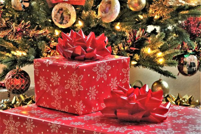 Červené vianočné darčeky pod stromčekom