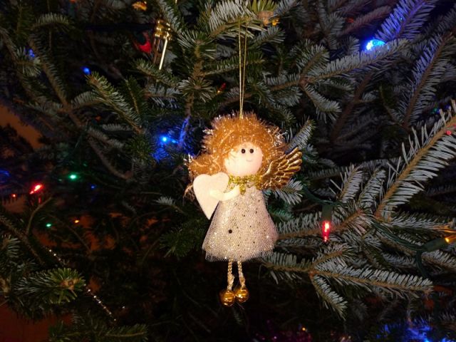 Vianočná ozdoba anjel na stromčeku