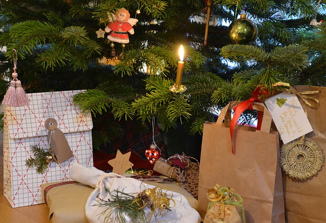 Vianočné darčeky pod stromčekom