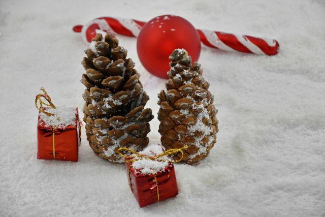 Vianočné dekorácie - šišky, balíčky, sneh